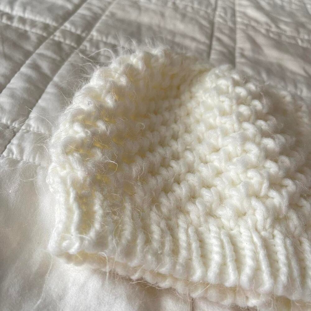 White chunky knit beanie womens hat warm cozy winter cottage autumn romantic - Picture 4 of 4